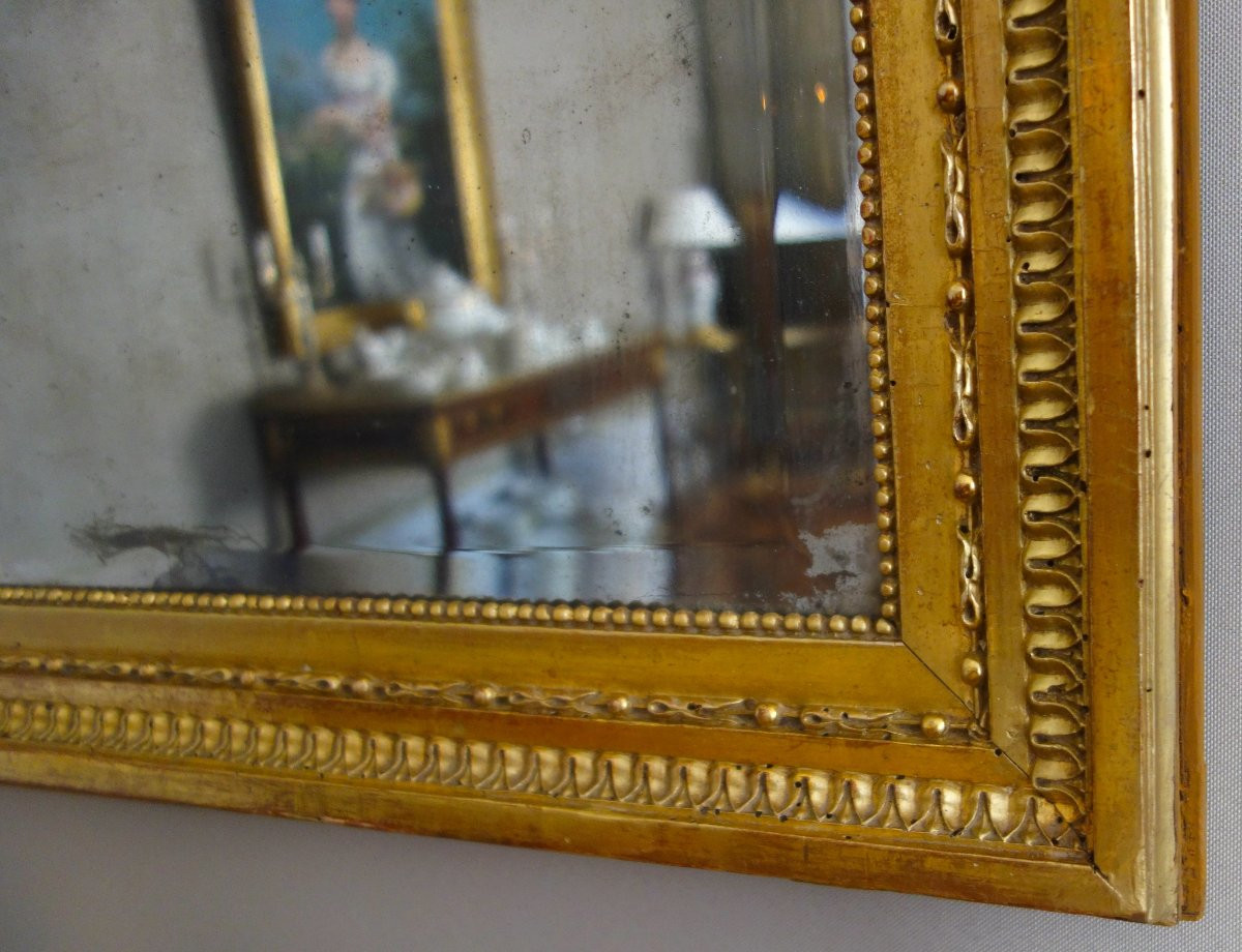 Miroir de boiserie à suspendre d'époque Louis XVI en bois doré à la feuille d'or glace mercure-photo-1