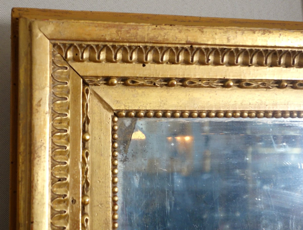 Miroir de boiserie à suspendre d'époque Louis XVI en bois doré à la feuille d'or glace mercure-photo-2