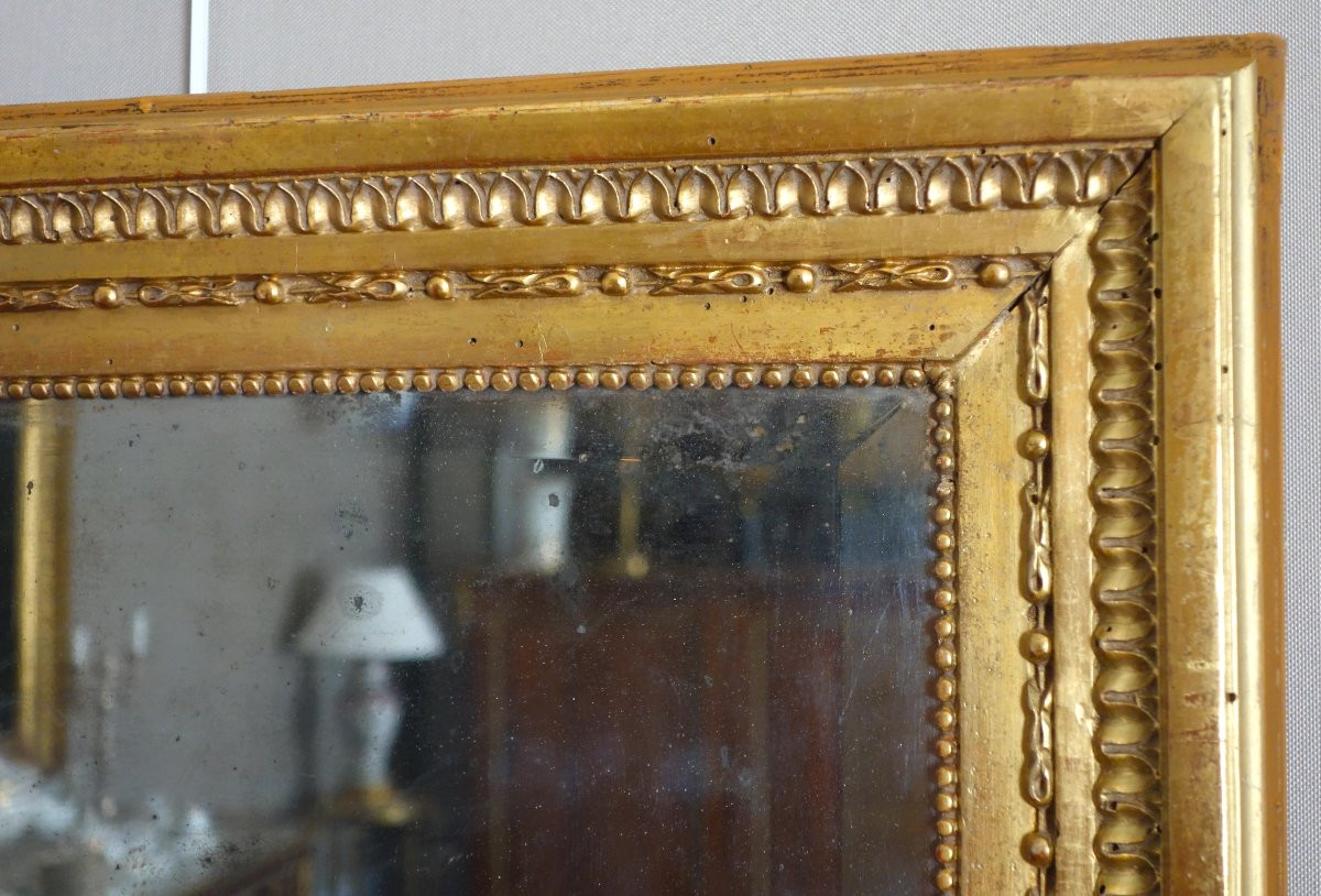Miroir de boiserie à suspendre d'époque Louis XVI en bois doré à la feuille d'or glace mercure-photo-3