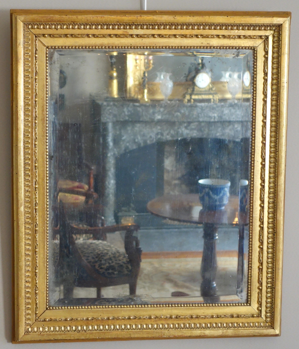 Miroir de boiserie à suspendre d'époque Louis XVI en bois doré à la feuille d'or glace mercure