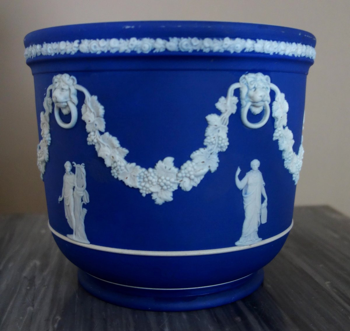 Wedgwood : grand cache-pot / centre de table néoclassique en porcelaine biscuit bleu foncée-photo-2