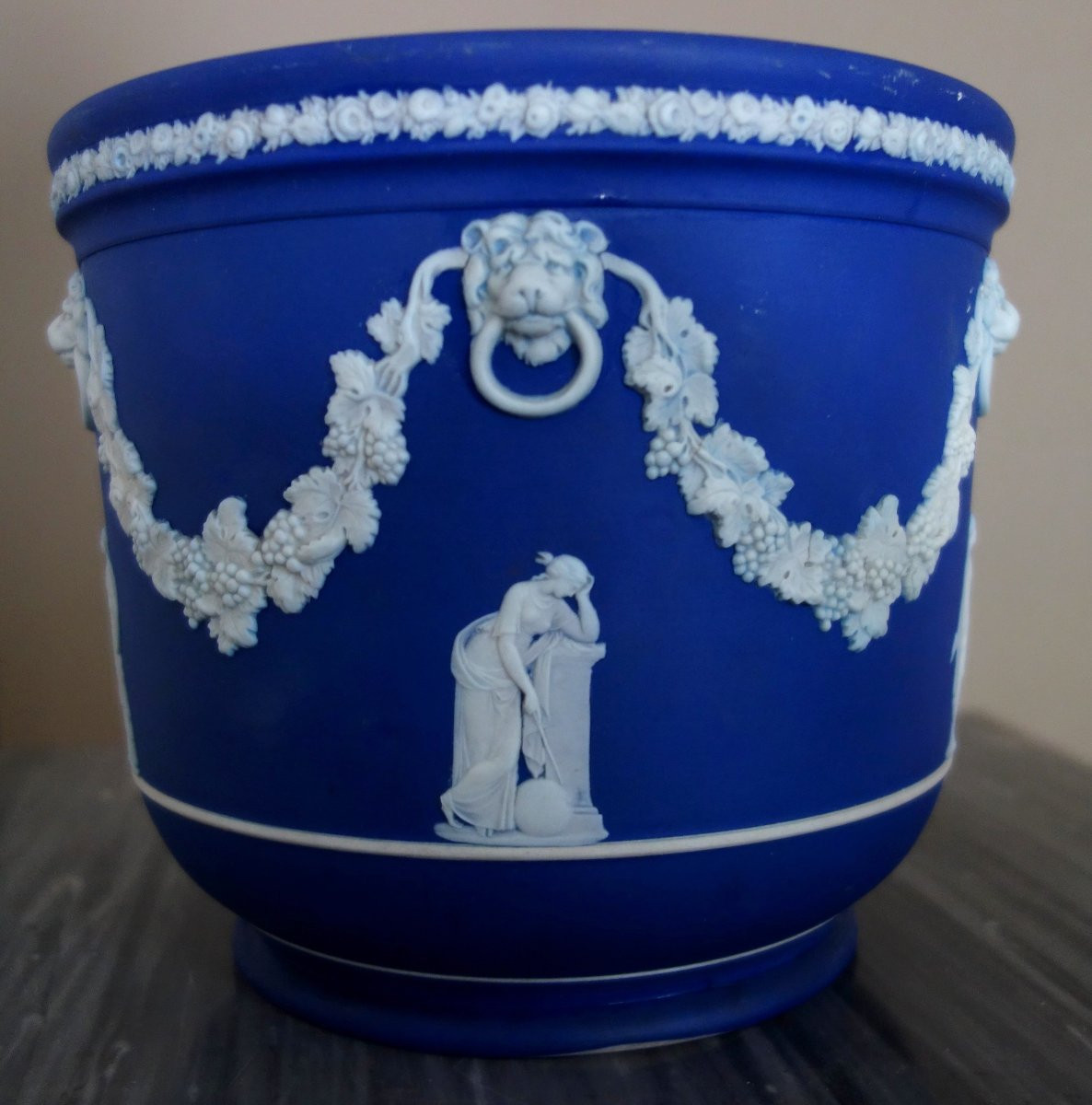 Wedgwood : grand cache-pot / centre de table néoclassique en porcelaine biscuit bleu foncée-photo-4