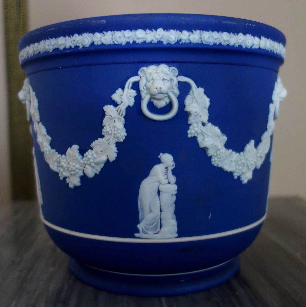 Wedgwood : grand cache-pot / centre de table néoclassique en porcelaine biscuit bleu foncée-photo-2