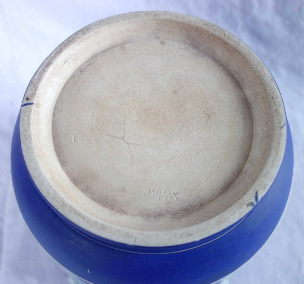 Wedgwood : grand cache-pot / centre de table néoclassique en porcelaine biscuit bleu foncée-photo-4