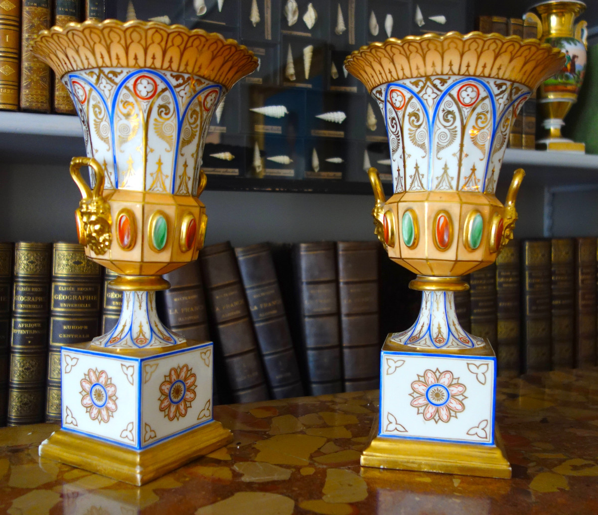 Paire de vases Charles X néo renaissance en porcelaine de Paris - riche décor polychrome et or