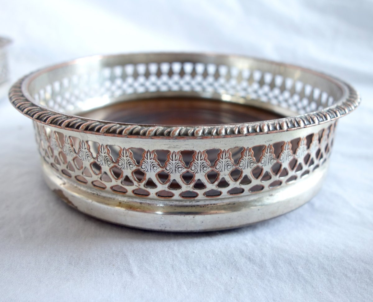 Paire de dessous de bouteille en métal argenté et acajou, début 19e-photo-3