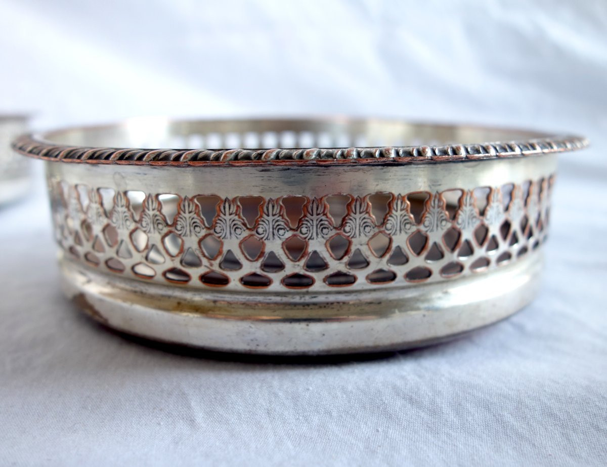 Paire de dessous de bouteille en métal argenté et acajou, début 19e-photo-4