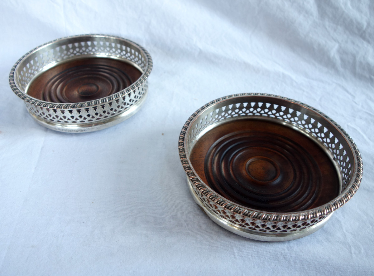 Paire de dessous de bouteille en métal argenté et acajou, début 19e