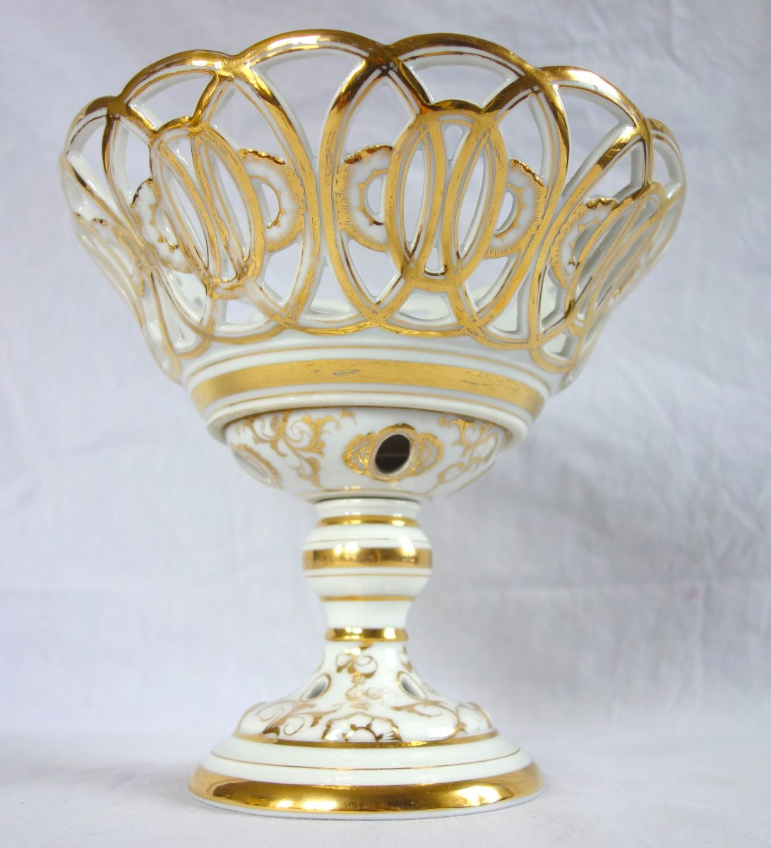 Pair Of Openwork Fruit Bowls In Paris Porcelain, Gilded With Fine Gold - Circa 1840 -photo-1