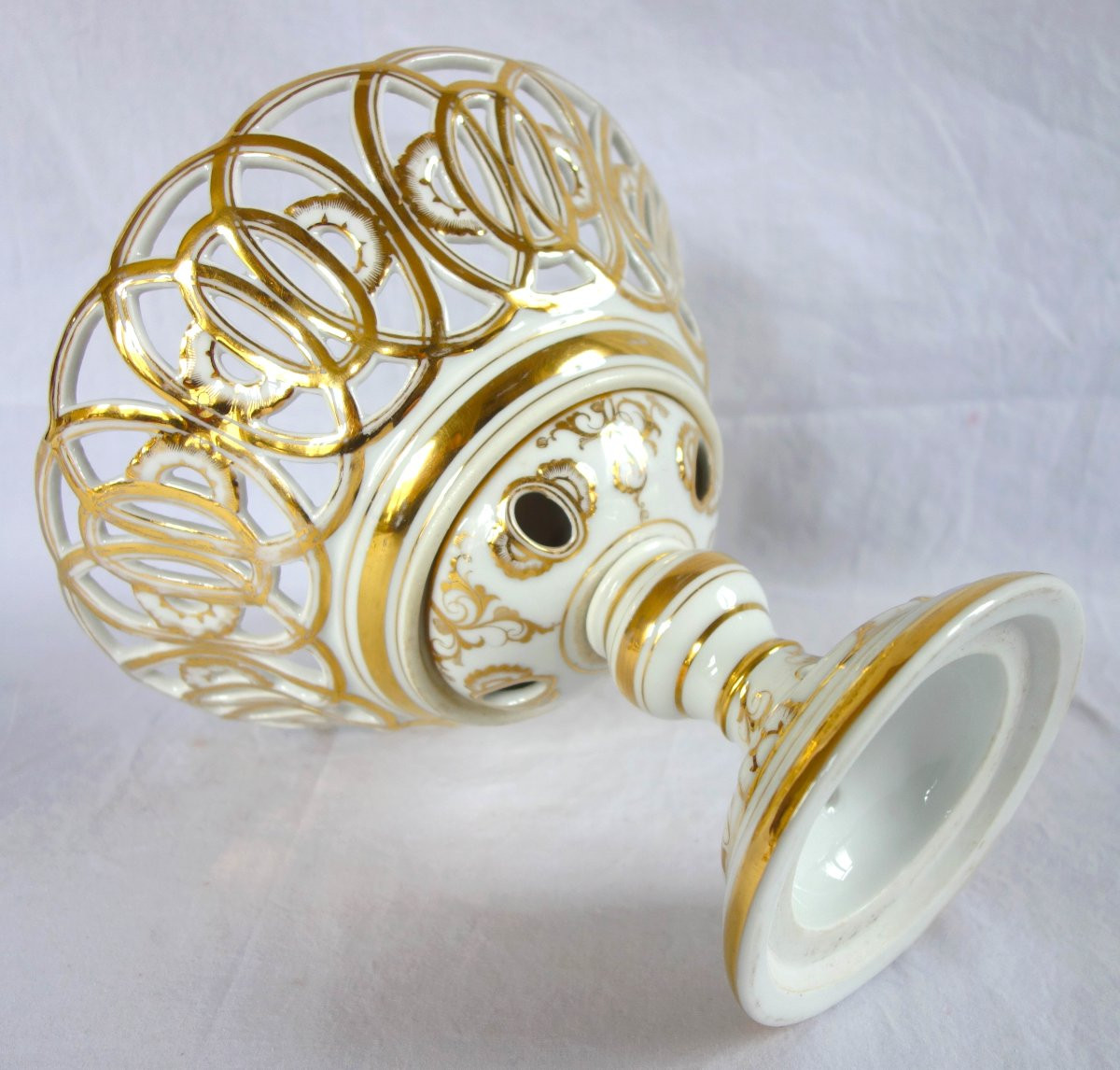 Pair Of Openwork Fruit Bowls In Paris Porcelain, Gilded With Fine Gold - Circa 1840 -photo-4