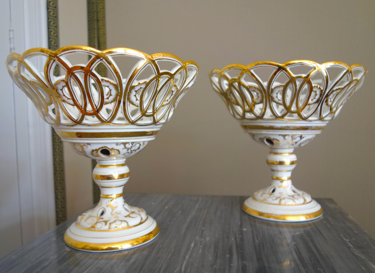 Pair Of Openwork Fruit Bowls In Paris Porcelain, Gilded With Fine Gold - Circa 1840 