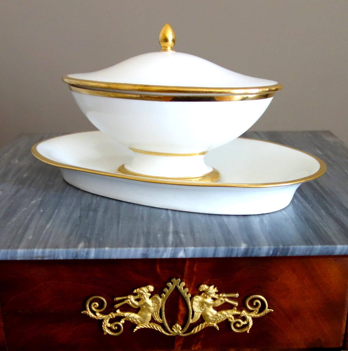 Sèvres - saucière Empire en porcelaine blanche dorée or fin - signée et datée 1820