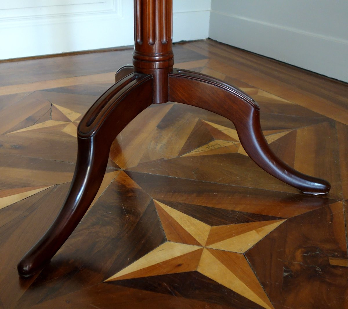 Canabas : guéridon basculant en acajou massif moucheté - époque Louis XVI-photo-2