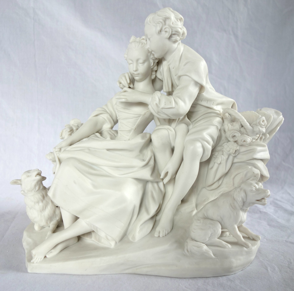 Sèvres : scène galante du XVIIIe siècle - la leçon de flûte, groupe en biscuit - signé