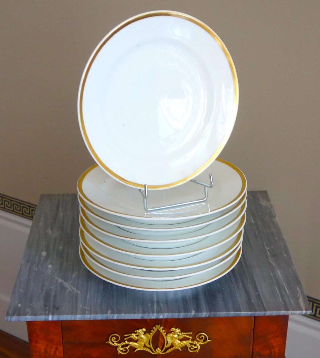 Série de 8 assiettes de table en porcelaine à filets or, fin XVIIIe siècle