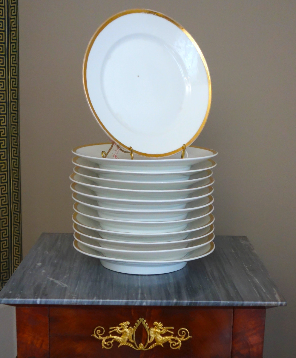 Service de 12 assiettes de table en porcelaine à filets or, fin XVIIIe siècle