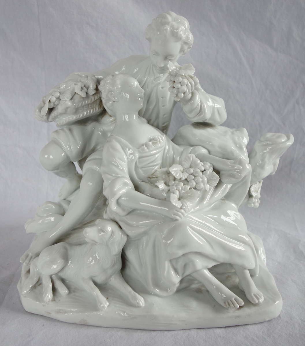 Capodimonte : scène galante du XVIIIe siècle d'après Boucher - groupe en porcelaine - signé