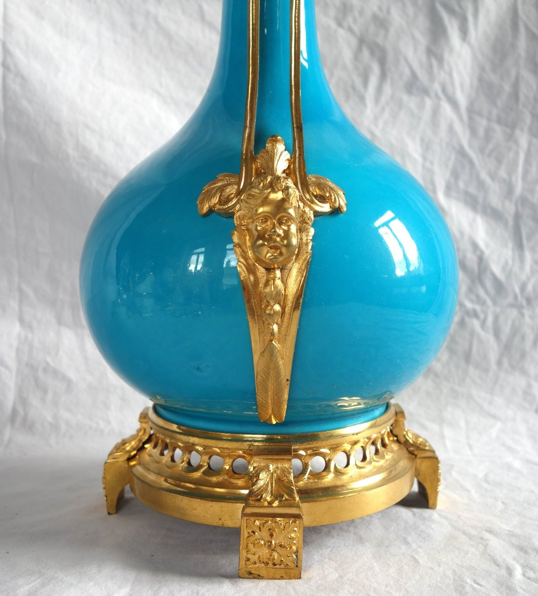 Grand vase d'ornement Louis XVI en porcelaine turquoise et bronze doré-photo-1