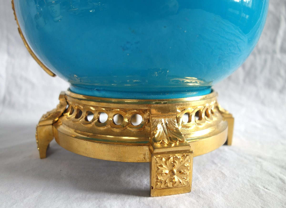 Grand vase d'ornement Louis XVI en porcelaine turquoise et bronze doré-photo-3