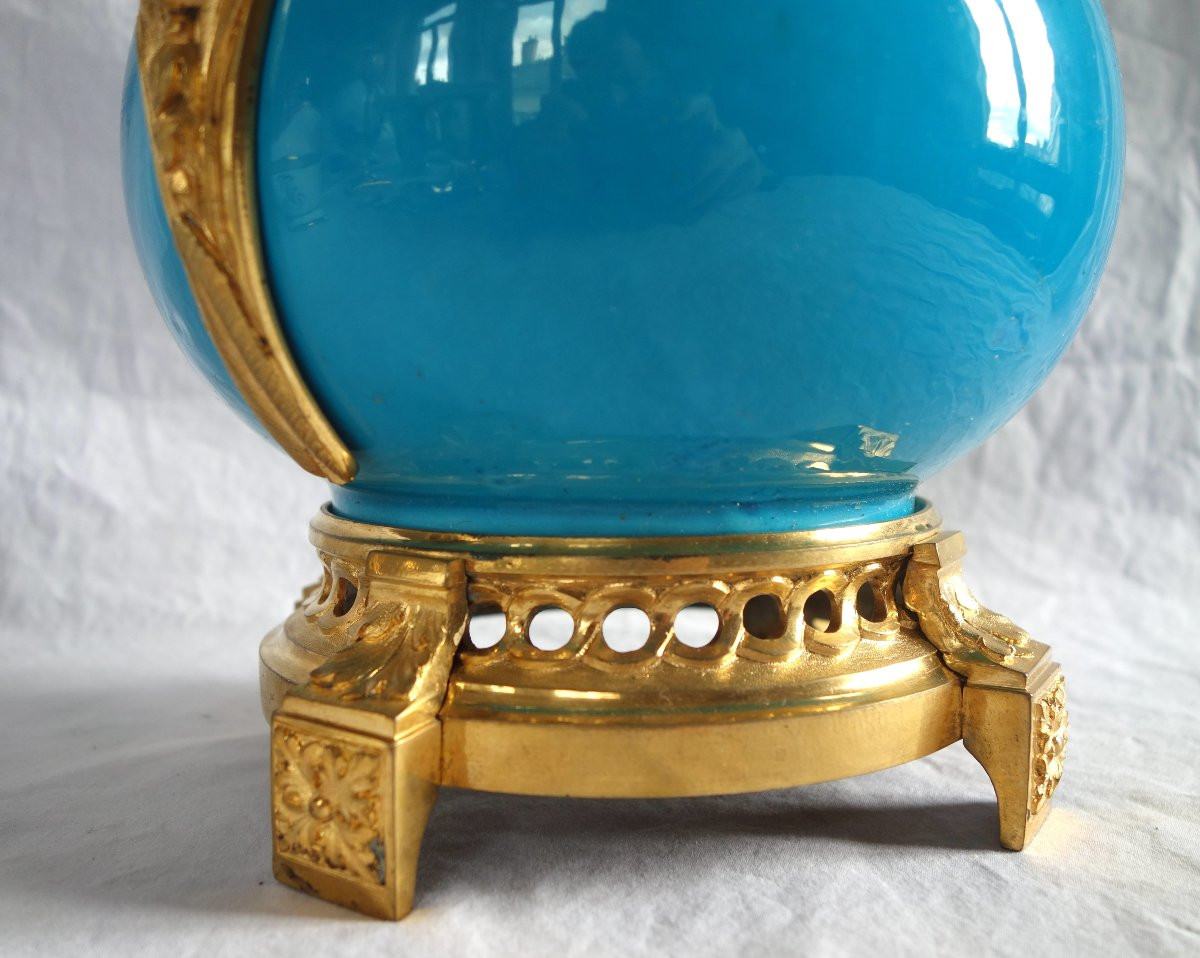 Grand vase d'ornement Louis XVI en porcelaine turquoise et bronze doré-photo-4