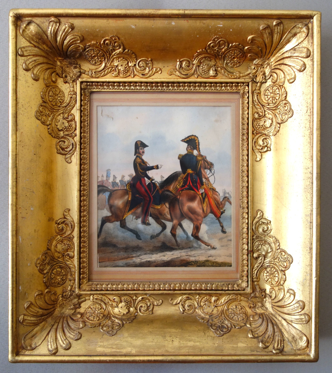 Gravure gouachée d'époque Restauration - officiers supérieurs à cheval - beau cadre bois doré