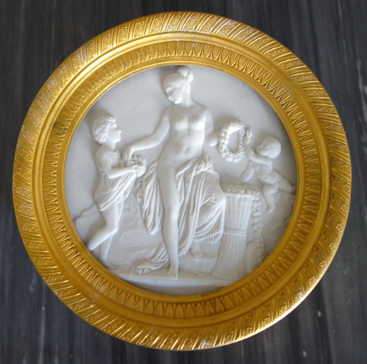 Grd médaillon néoclassique en Biscuit la toilette de Vénus encadrement bronze doré au mercure.-photo-2