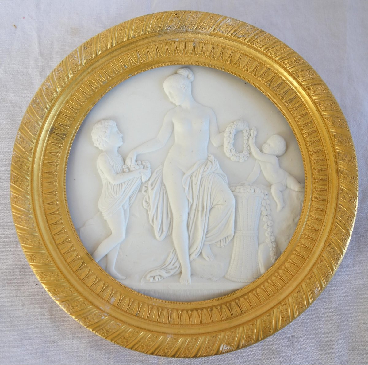 Grd médaillon néoclassique en Biscuit la toilette de Vénus encadrement bronze doré au mercure.-photo-2