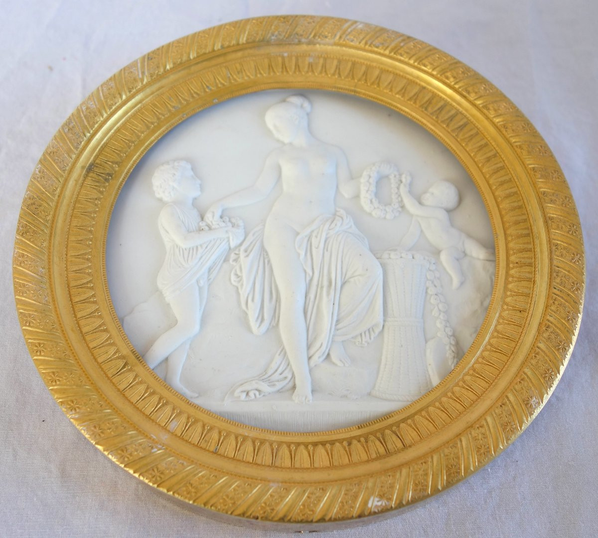 Grd médaillon néoclassique en Biscuit la toilette de Vénus encadrement bronze doré au mercure.-photo-3