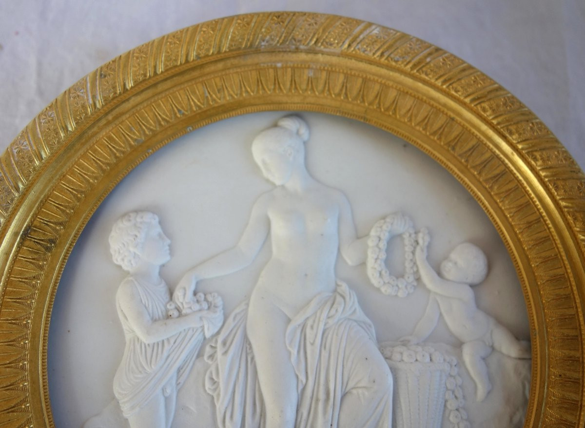Grd médaillon néoclassique en Biscuit la toilette de Vénus encadrement bronze doré au mercure.-photo-4