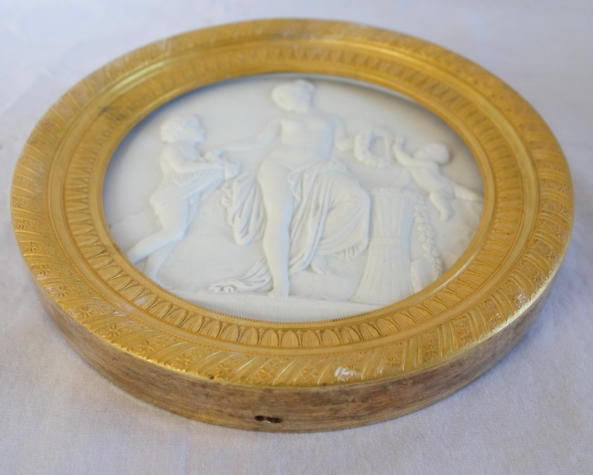 Grd médaillon néoclassique en Biscuit la toilette de Vénus encadrement bronze doré au mercure.-photo-5