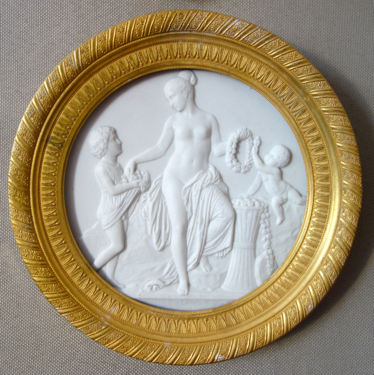 Grd médaillon néoclassique en Biscuit la toilette de Vénus encadrement bronze doré au mercure.