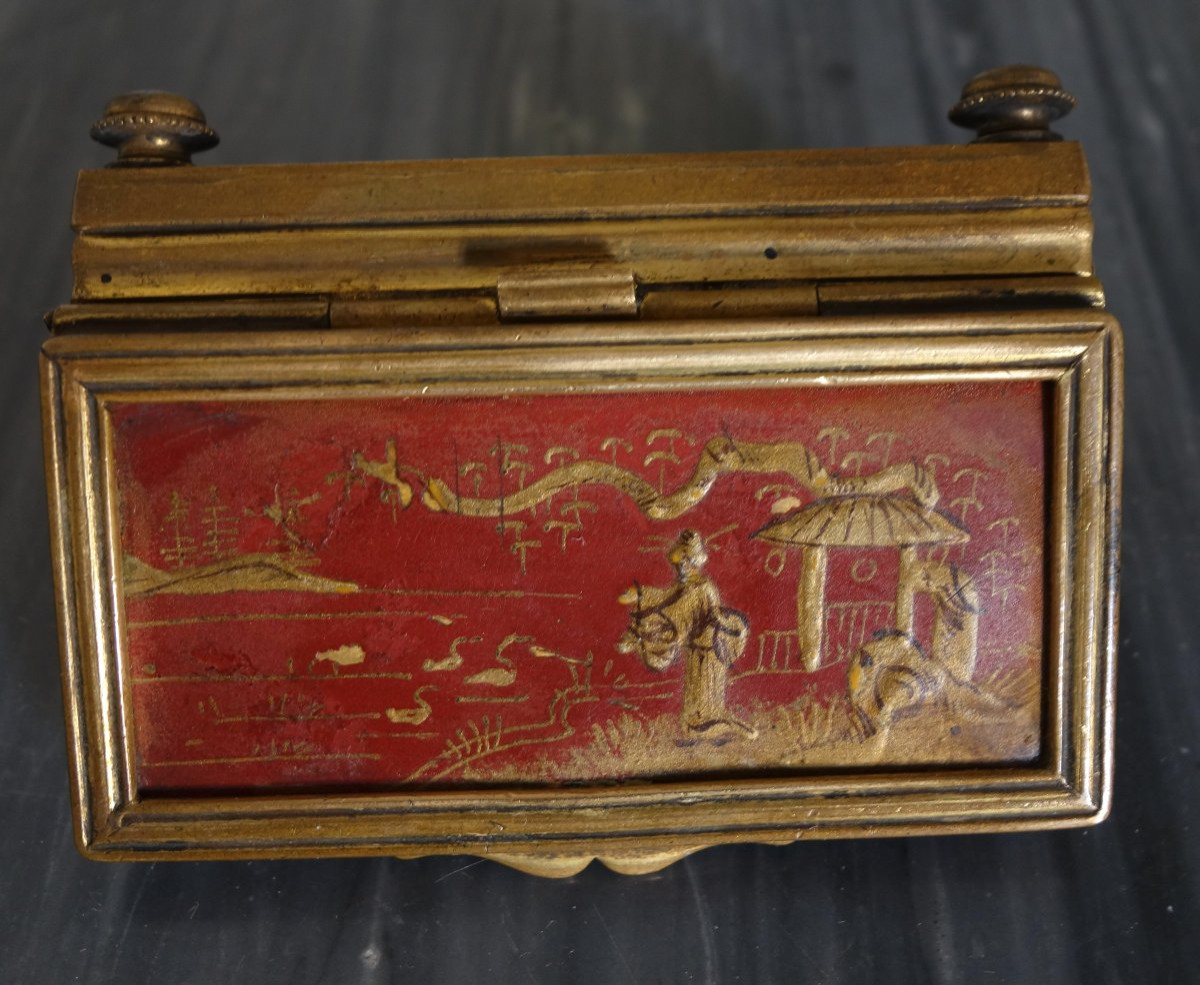 Boite à pilules ou à timbres en laque dans le goût de la Chine.-photo-3