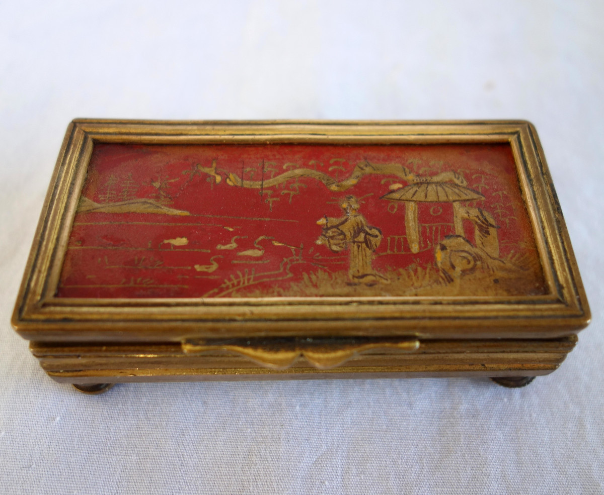 Boite à pilules ou à timbres en laque dans le goût de la Chine.