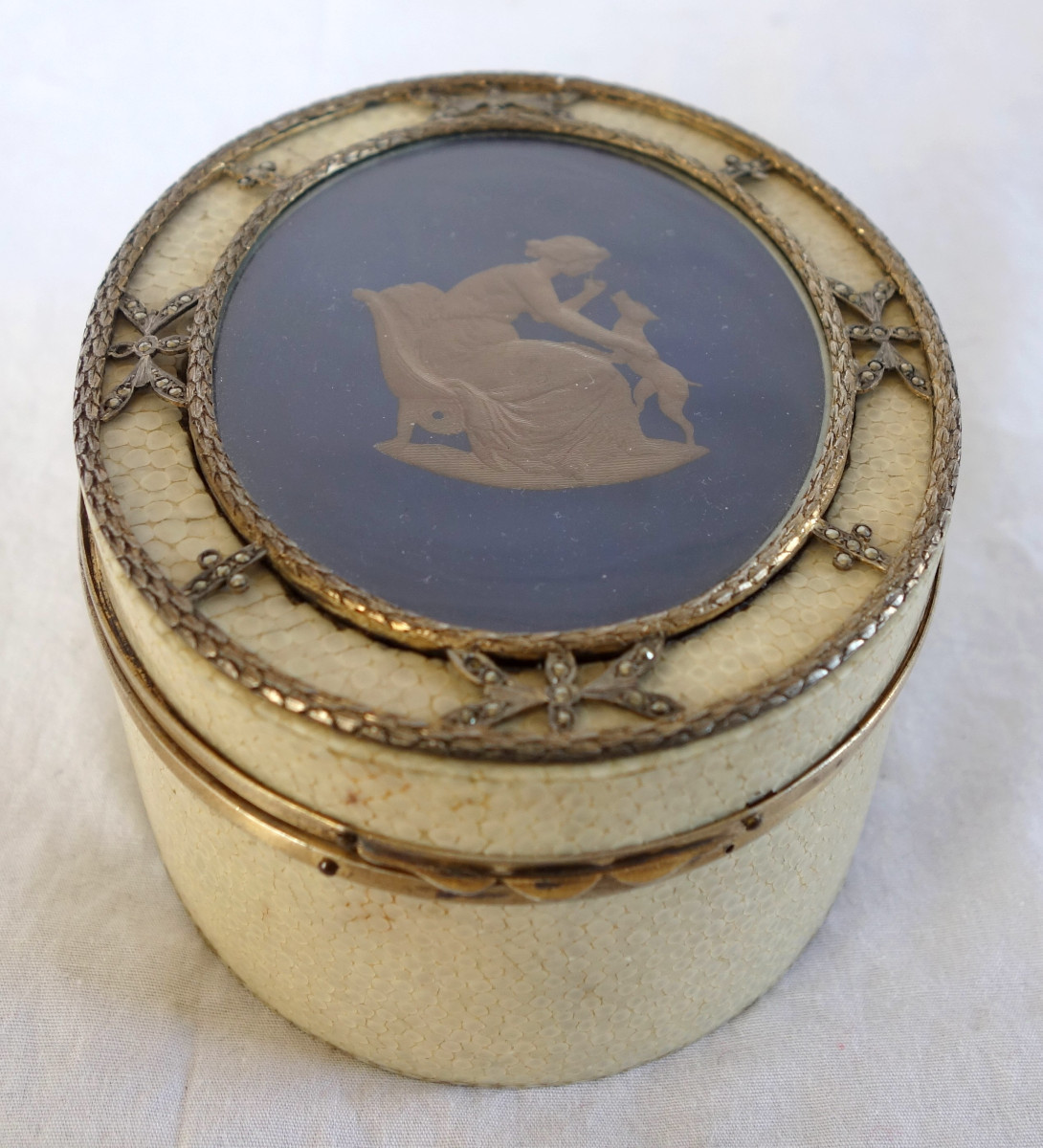 Russie - Saint Petersbourg - Boîte à bijoux en galuchat, vermeil et fixé sous verre 12cm. -photo-8