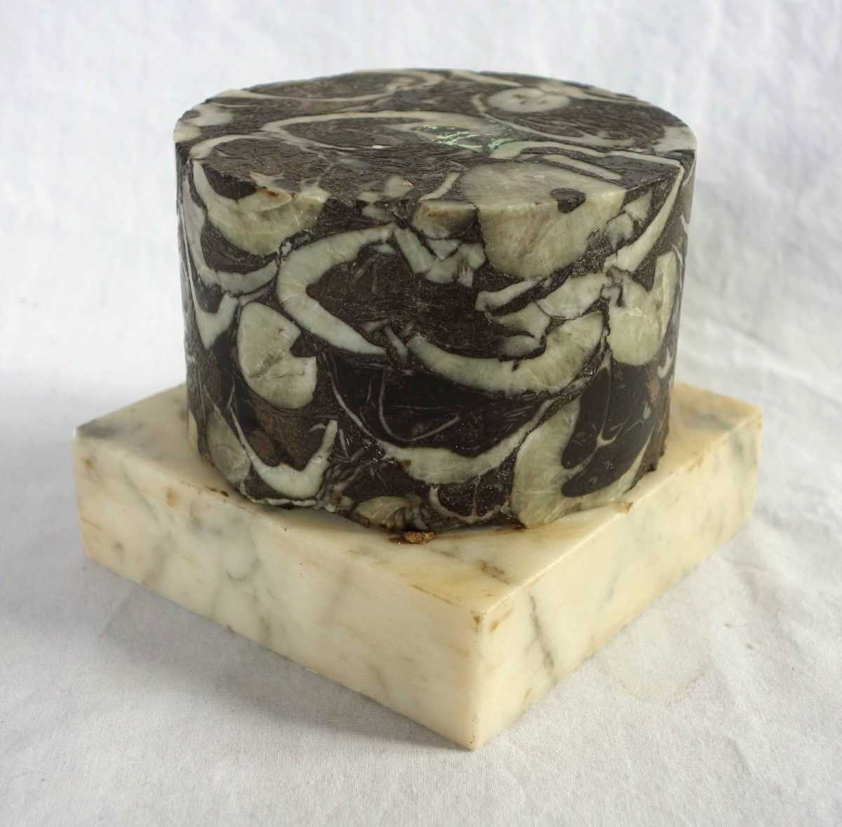 Socle colonne en marbre brèche gris - travail italien de style Louis XVI néoclassique-photo-2