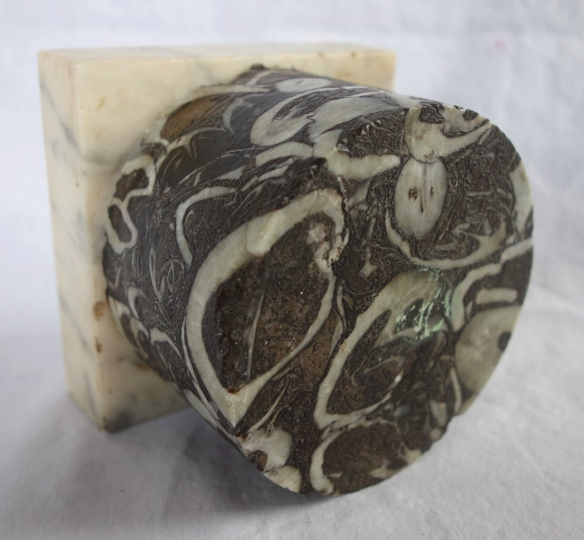 Socle colonne en marbre brèche gris - travail italien de style Louis XVI néoclassique-photo-3