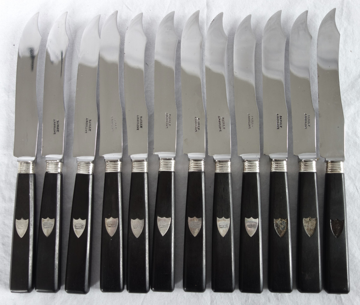 Couronne de Comte - Ménagère de 12 couteaux de table en ébène et argent massif - vers 1830