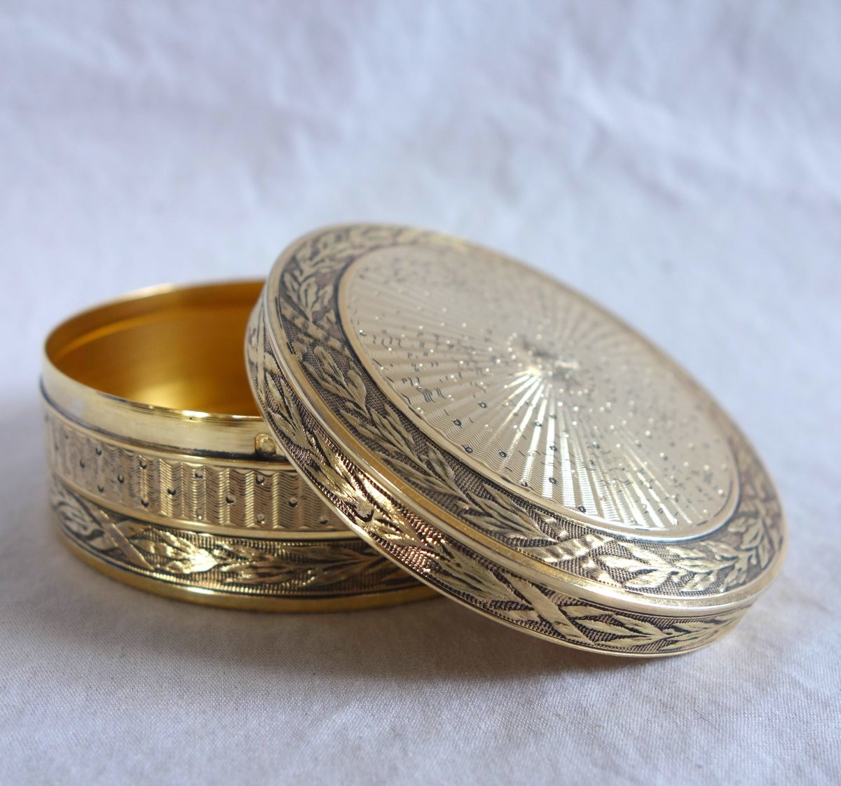 Bonbonnière In Vermeil - Solid Silver Chased And Gilded In Fine Gold-photo-2