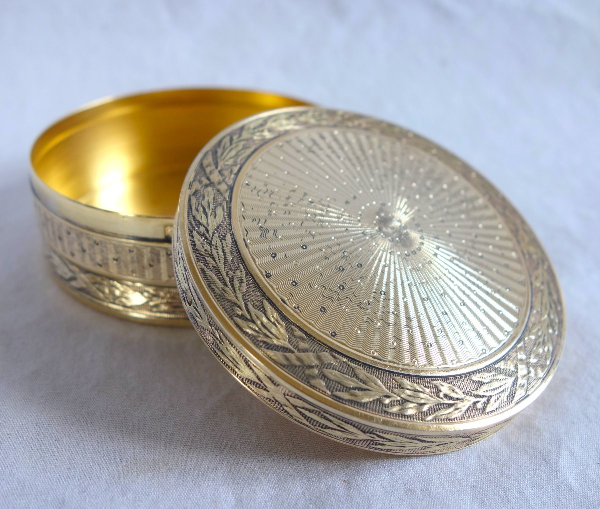 Bonbonnière In Vermeil - Solid Silver Chased And Gilded In Fine Gold-photo-3