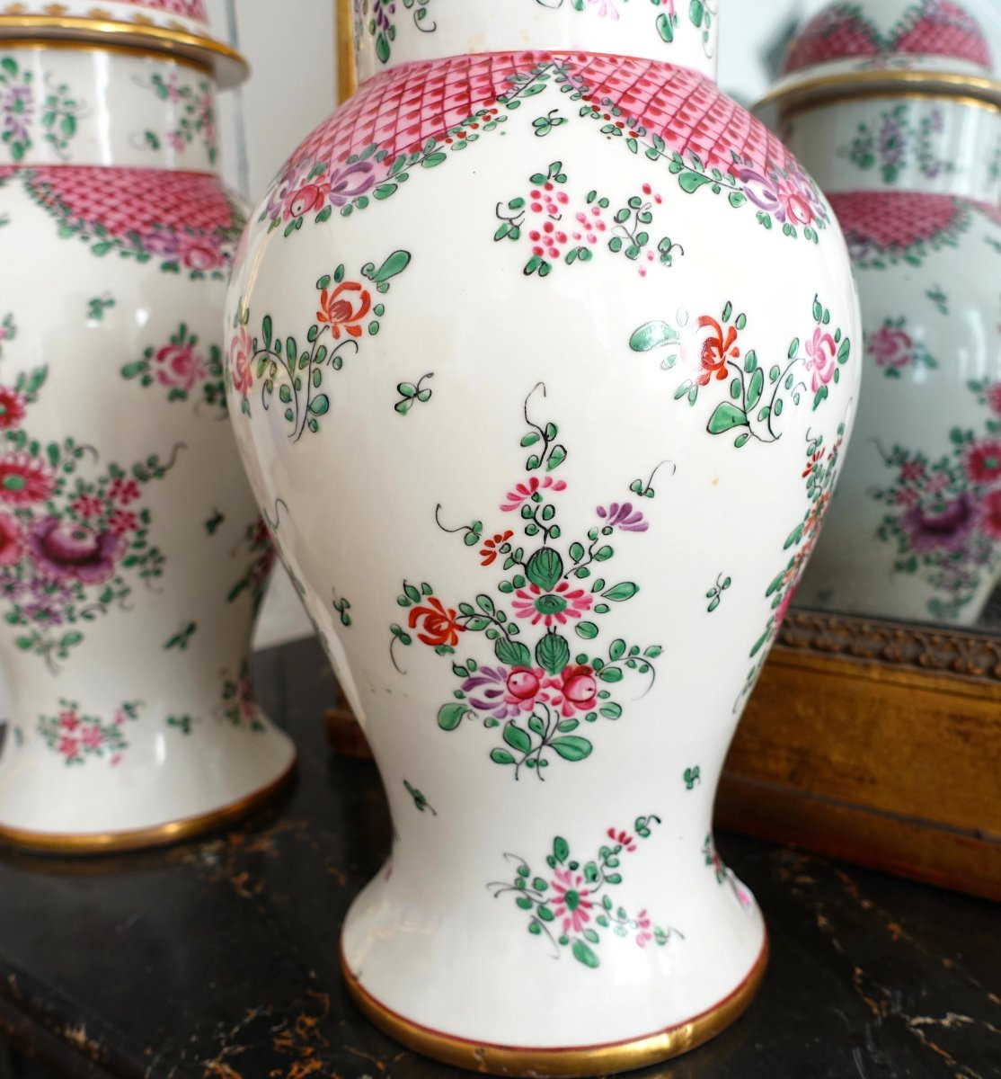 Pair Of Porcelain Potiches In The Chinese Style - Famille Rose - Manufacture Samson-photo-1