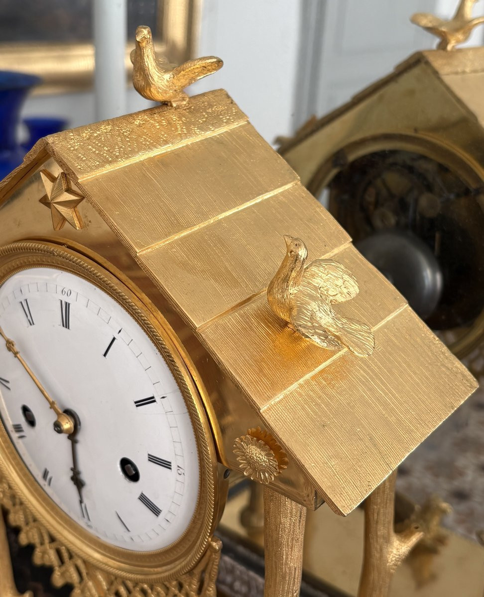 Pendule à la Chaumière en bronze ciselé et doré en mat et brillant - époque Empire Restauration-photo-2