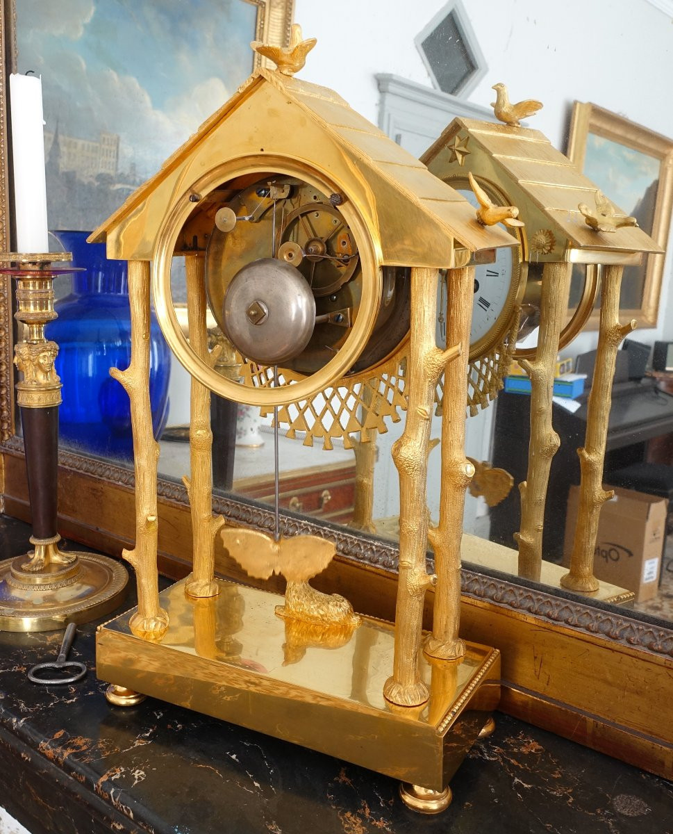 Pendule à la Chaumière en bronze ciselé et doré en mat et brillant - époque Empire Restauration-photo-5