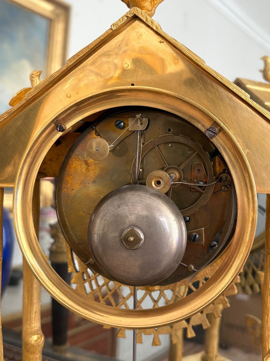 Pendule à la Chaumière en bronze ciselé et doré en mat et brillant - époque Empire Restauration-photo-6