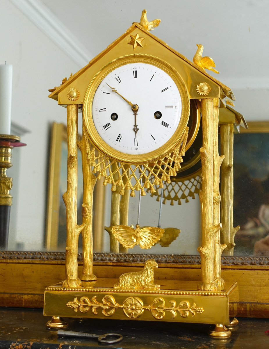 Pendule à la Chaumière en bronze ciselé et doré en mat et brillant - époque Empire Restauration