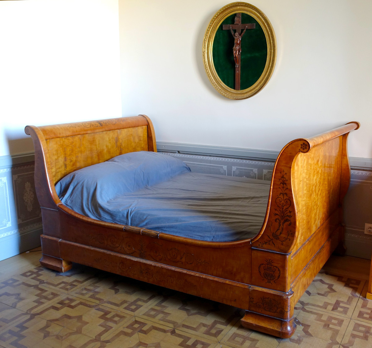 Charles X Period Bed In Lemon Veneer And Amaranth Marquetry - With Bedding