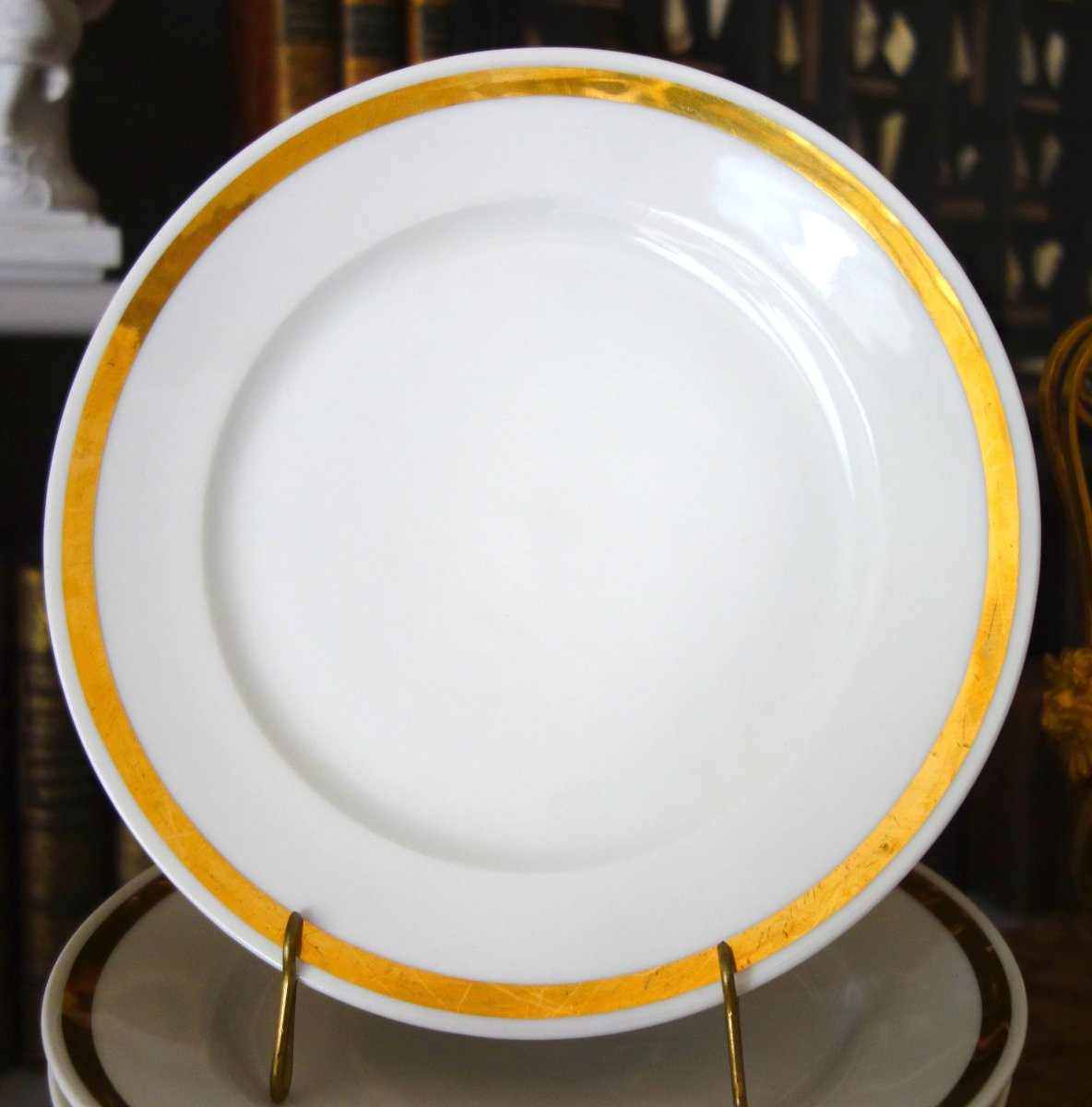   Série de 12 assiettes à dessert en porcelaine à large filet or, début 19e siècle (36 dispos)-photo-2