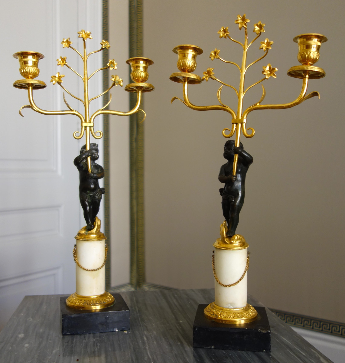 Paire de candélabres en bronze doré et marbre d'époque Empire Restauration : hauteur 35,5cm