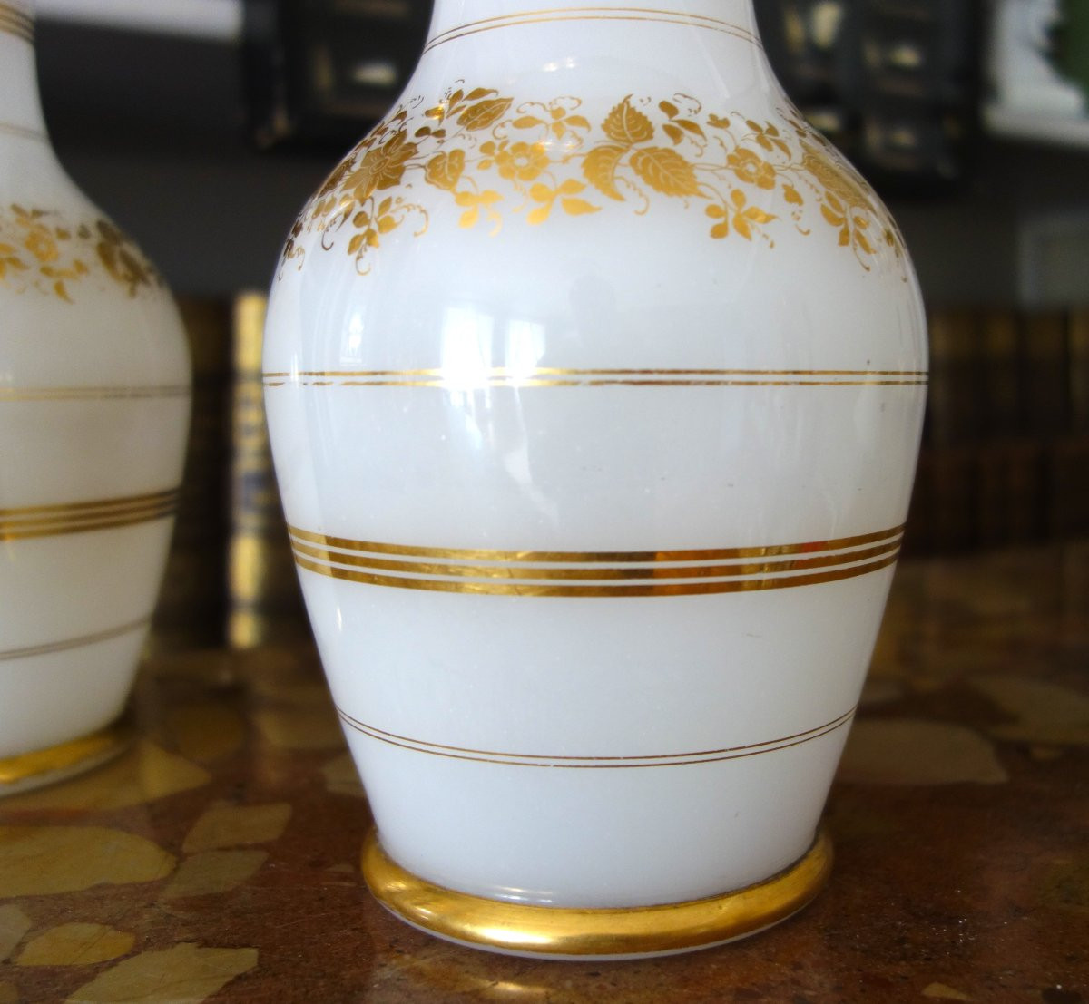 Baccarat - Pair Of White Opaline Vases With Gold Decoration - Mid-19th Century-photo-3