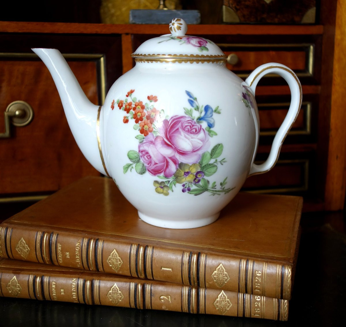 Théière en porcelaine d'époque Louis XVI attribuée à la Manufacture du duc d'Angoulême, ca 1780-photo-2
