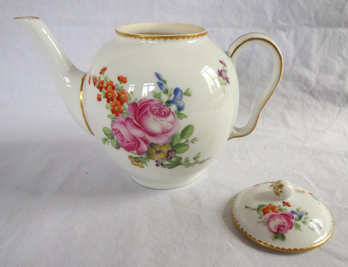 Théière en porcelaine d'époque Louis XVI attribuée à la Manufacture du duc d'Angoulême, ca 1780-photo-3